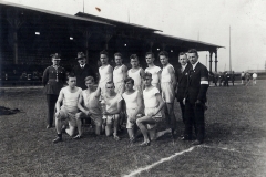 Drużyna Sokoła na stadionie W.F. i P.W. w Królewskiej Hucie, 1927 r.